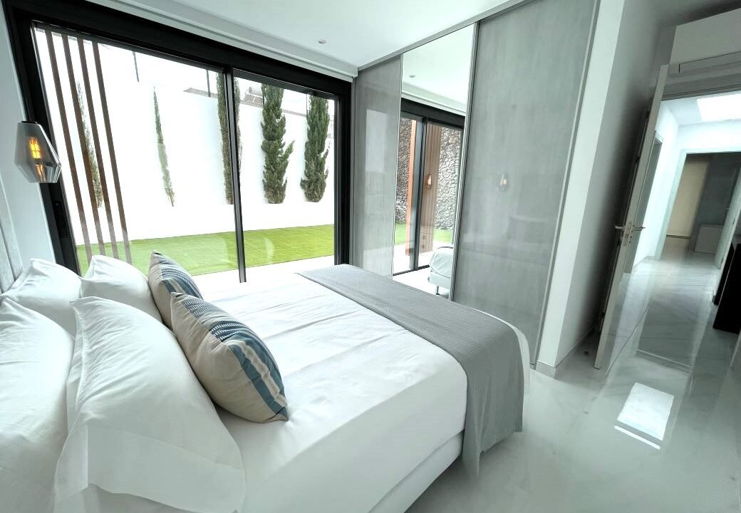 Bedroom 2 head